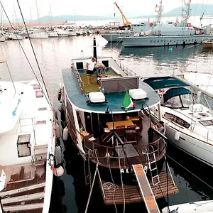  Bed & Breakfast Boat & Breakfast Alicudi Italië